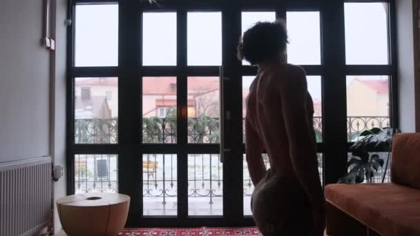 Geniş Bir Panoramik Pencerenin Arkasında Yoga Yapan Genç Bir Adamın — Stok video