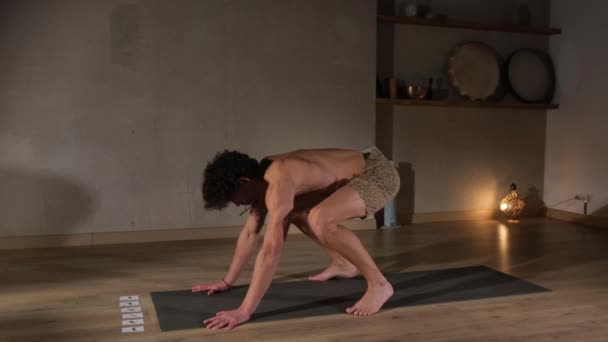 아름다운 남자는 요가를하고 스튜디오에서 운동을 — 비디오