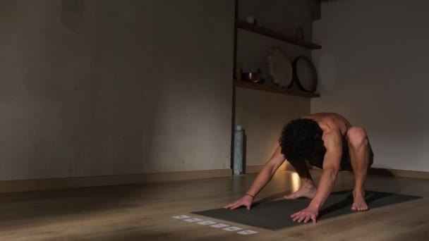 Joven Deportivo Entrena Hace Yoga Una Sala Fitness Con Fondo — Vídeo de stock