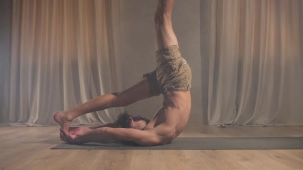 Сильная Спортивная Форма Человека Тренируется Коврике Йоги Выполняет Упражнения Растяжку — стоковое видео