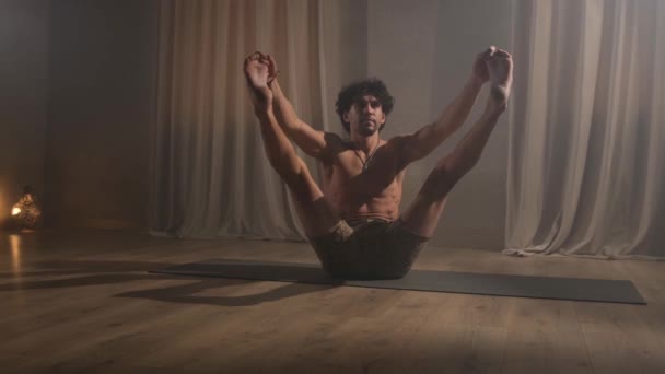Молодой Человек Занимается Упражнениями Йоги Раздвигая Ноги — стоковое видео