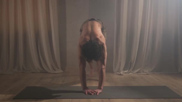 Молодой Человек Занимается Упражнениями Йоги Делая Стойку Руках Балансируя Свое — стоковое видео