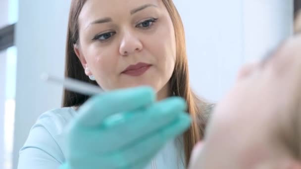 Dentista Enfocado Examina Los Dientes Paciente Usando Herramientas Para Una — Vídeos de Stock