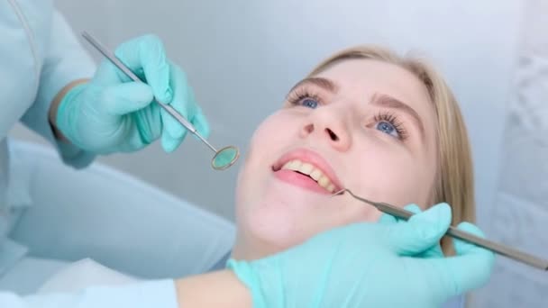 Kvinna Genomgår Professionell Tandkontroll Med Tandläkare För Att Säkerställa Optimal — Stockvideo
