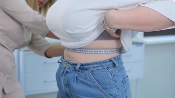 Ein Ernährungswissenschaftler Mit Einem Maßband Zur Beurteilung Der Taillengröße Einer — Stockvideo
