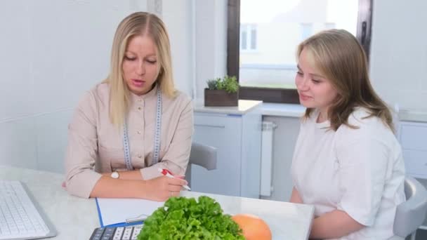 Nutrition Specialist Gives Dietary Advice Woman Consultation Session — Stock Video