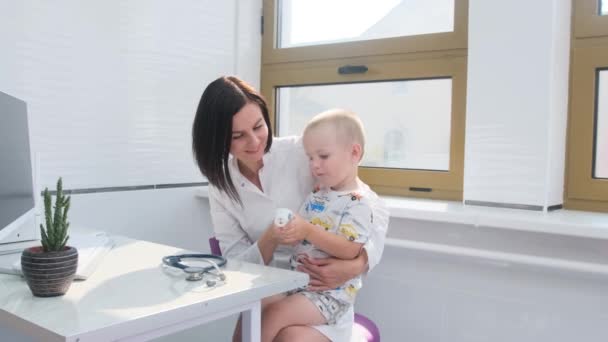 Jovem Pediatra Examina Bebê Escritório Brilhante Clínica Mede Temperatura Usando — Vídeo de Stock