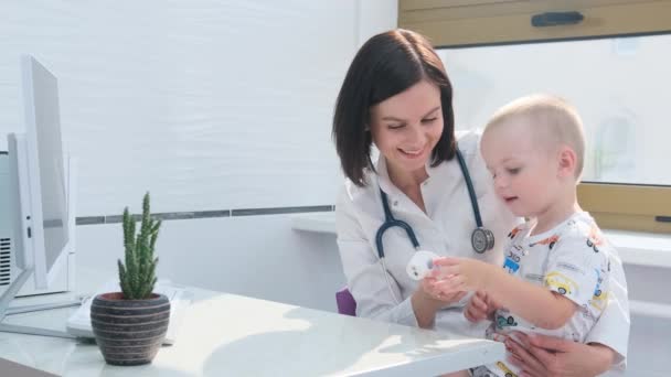 Uma Jovem Pediatra Comunica Com Uma Jovem Paciente Durante Uma — Vídeo de Stock