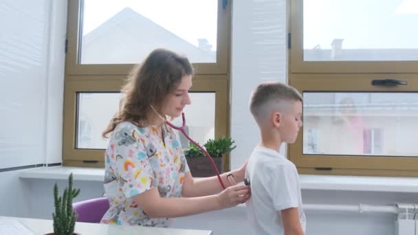 Hälso Och Sjukvårdspersonal Gör Rutinundersökning Ett Barn Kontrollerar Hans Hjärta — Stockvideo