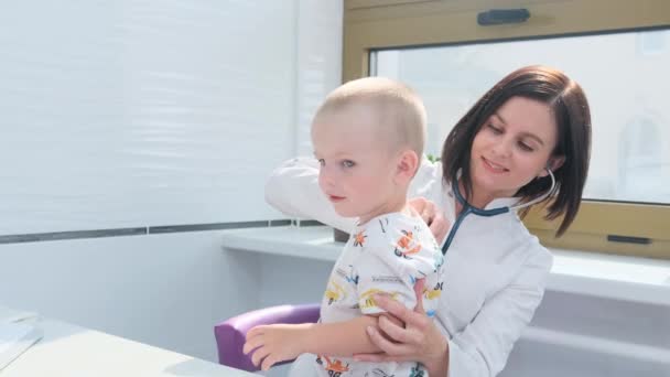 Médico Usando Estetoscópio Uma Criança Durante Exame Médico — Vídeo de Stock