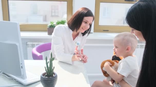 Dětský Lékař Zabývá Dítětem Zatímco Diskutuje Zdraví Matkou Klinice — Stock video