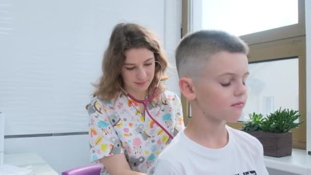 Ein Kinderarzt Untersucht Einen Kleinen Jungen Mit Einem Stethoskop Einer — Stockvideo