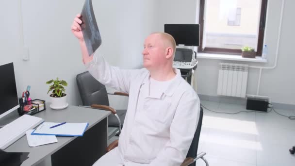 Radiologist Evaluates Ray Film Diagnostic Purposes — Stock Video