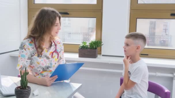 Ung Pojke Klagar Till Kvinnlig Terapeut Halsont Tid Ett Läkarmottagning — Stockvideo