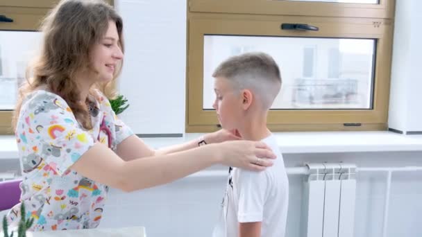 女性医師が少年のリンパ節をチェック — ストック動画