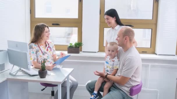 Μια Οικογένεια Ένα Μικρό Παιδί Συμβουλεύεται Έναν Παιδίατρο Μια Κλινική — Αρχείο Βίντεο