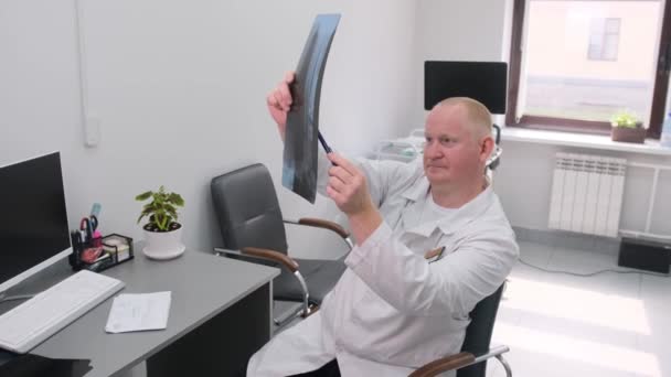 Медицинский Работник Анализирует Рентген Хорошо Освещенной Офисной Среде — стоковое видео