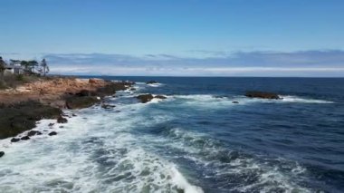 Suyun sahile ve kayalıklara çarptığı İHA videosu