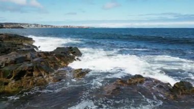 Suyun sahile ve kayalıklara çarptığı İHA videosu