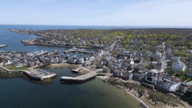 Okyanus rıhtımı gökyüzü mavi gökyüzü ve teknelerle