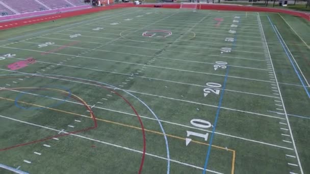 Bewegendes Drohnenvideo Eines Fußballfeldes Und Einer Fußballbahn — Stockvideo
