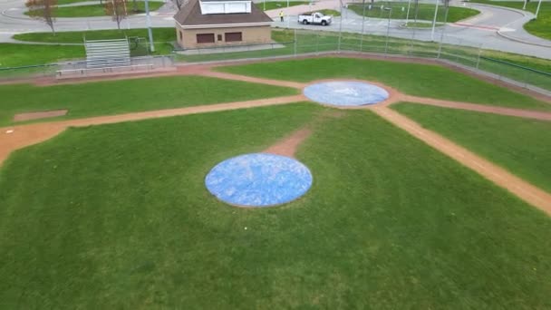 Drohnenaufnahmen Eines Baseballfeldes Zurückziehen — Stockvideo