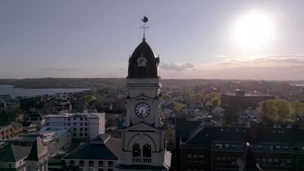 Imágenes Aéreas Dron Una Torre Reloj Ayuntamiento — Vídeos de Stock