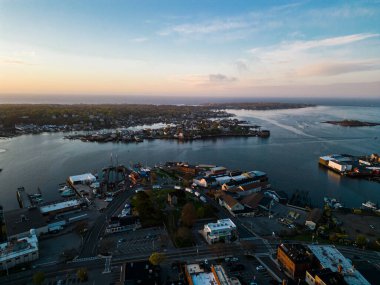 Okyanus kıyısındaki bir kasabada ılık bir gün doğumu sabahı