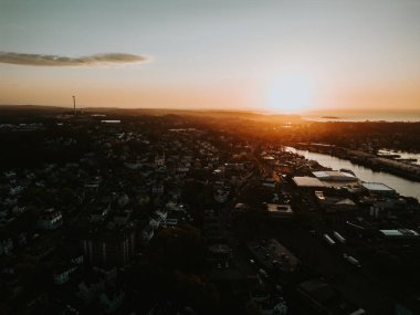 Okyanus kıyısındaki bir kasabada ılık bir gün doğumu sabahı