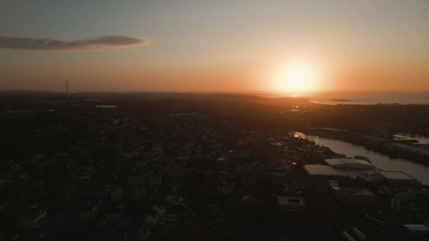 海沿岸の町の上の暖かい日の出 航空ビュー — ストック動画