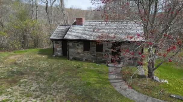 Velha Casa Pedra Abandonada Com Caminho Árvore — Vídeo de Stock
