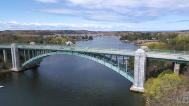 Suyun üzerindeki arabalarla bir adaya giden büyük bir köprü.