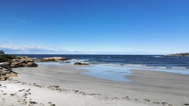 Güneşli bir günde boş bir plaj - hava görüntüsü