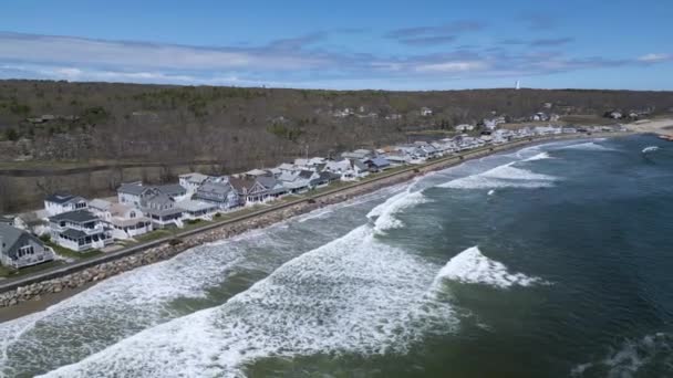 Domy Wybrzeżu Oceanu Widokiem Fale Plaży — Wideo stockowe