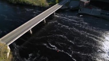 Akan suyun üzerinde küçük bir köy yolu