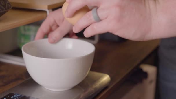 Руки Розтріскують Заливають Яйце Білу Миску Повільним Рухом — стокове відео