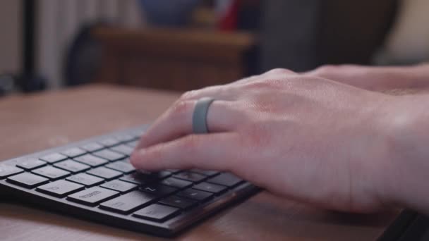 Männliche Hände Tippen Auf Einer Bluetooth Tastatur — Stockvideo