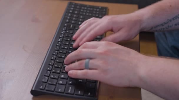 Människans Händer Skriver Ett Bluetooth Tangentbord — Stockvideo