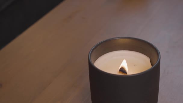 一支白色的蜡烛闪烁着4K的火焰 — 图库视频影像