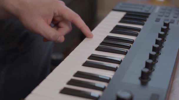 Küçük Bir Piyano Şarkı Çalmak — Stok video