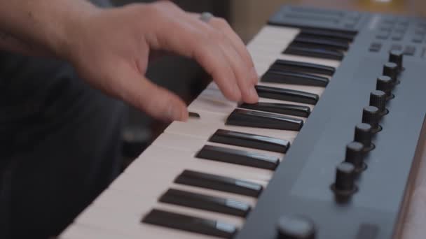 用小钢琴4K弹奏和弦 — 图库视频影像