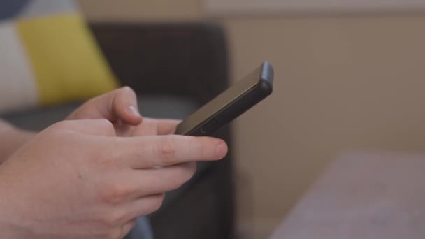 Πρόσωπο Που Πληκτρολογεί Ένα Κείμενο Ένα Smartphone — Αρχείο Βίντεο