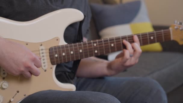 Person Fingerpicking Gitarre — Stockvideo