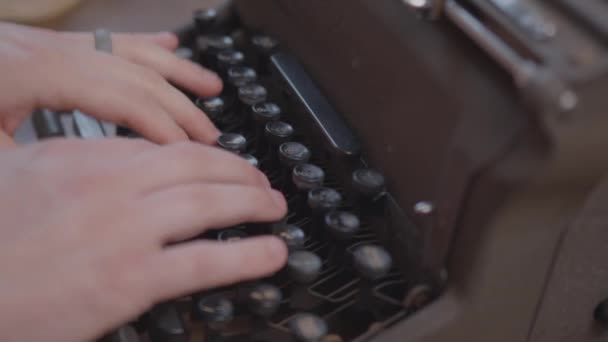 Pessoa Digitando Uma Máquina Escrever — Vídeo de Stock