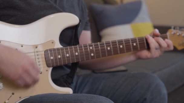 Person Spielt Gitarre — Stockvideo