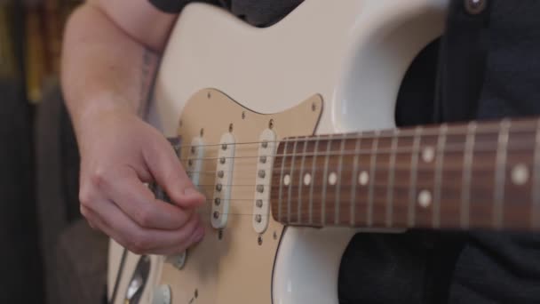 Persona Que Escoge Una Guitarra Eléctrica — Vídeo de stock