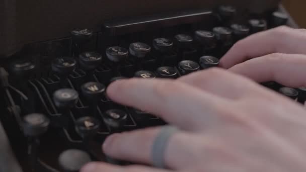 Pessoa Digitando Uma Máquina Escrever Closeup — Vídeo de Stock