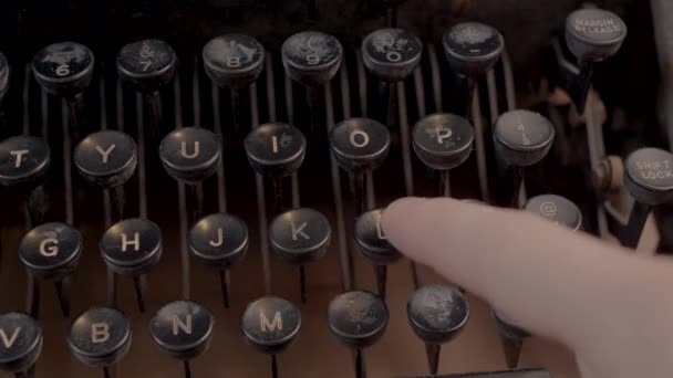 Digitando Lol Uma Máquina Escrever Vintage — Vídeo de Stock