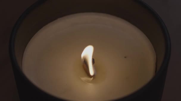 Запалена Свічка Мерехтить Центрі Пострілу — стокове відео