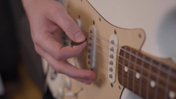 Uma Pessoa Pegando Cordas Uma Guitarra Elétrica Câmera Lenta — Vídeo de Stock